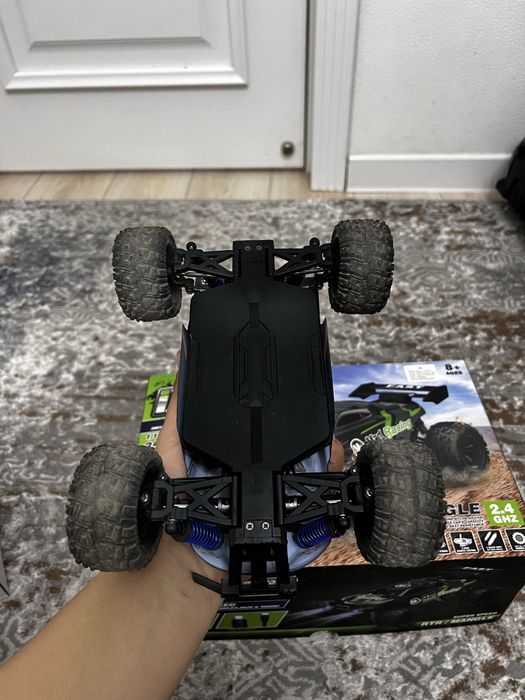 Игрушечная машинка на пульте управление