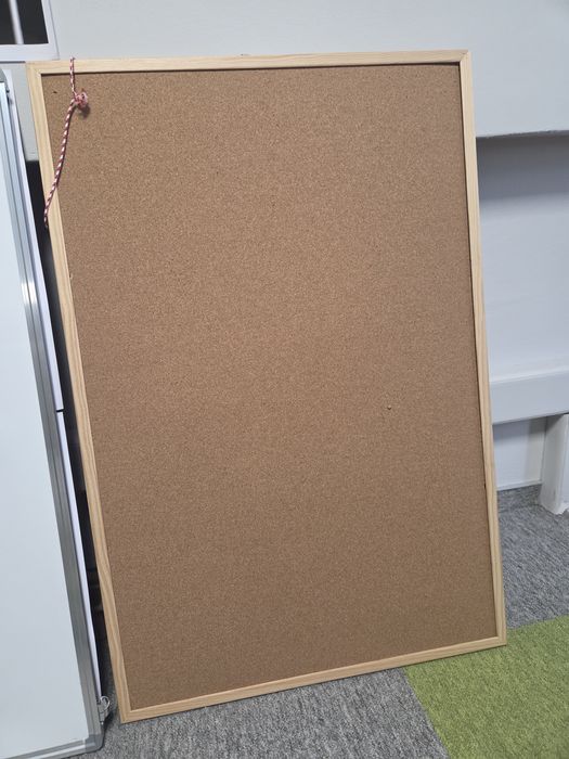 Бели дъски и коркова дъска