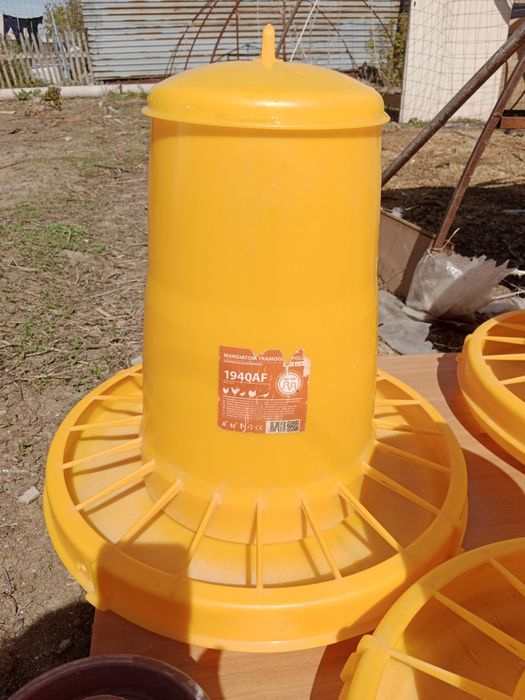 Кормушки для домашних птиц