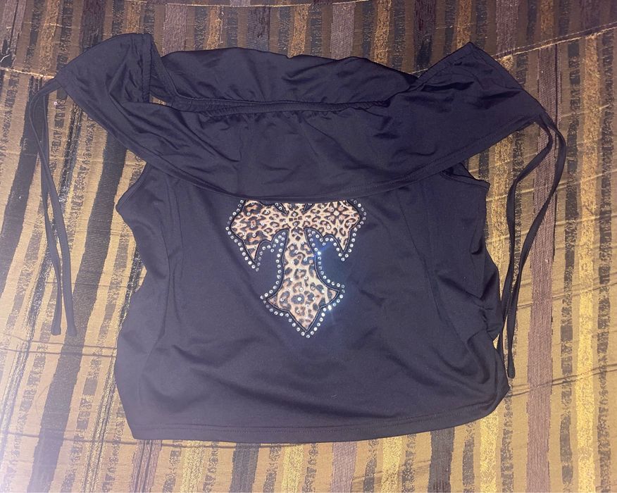 Блузка с къс ръкав голо рамо