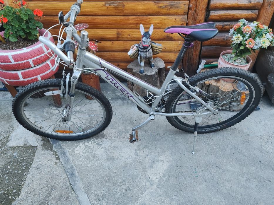 Vînd  bicicleta trek