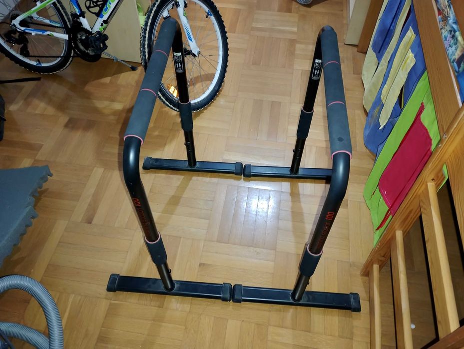 Регулируема стойка/уред за кофички