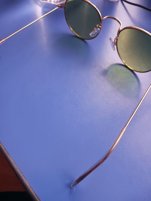 Vând ochelari de soare