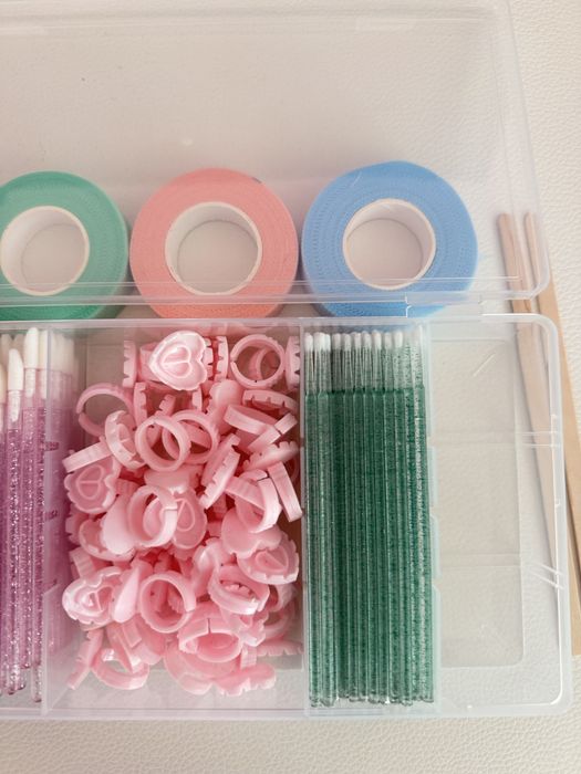 Кутийка с козметични консумативи + подарък