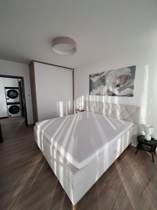 Inchiriez apartament central, parcare inclusa