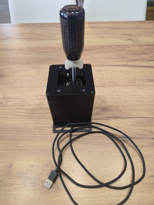 Thrustmaster T128 с педали + скоростен лост и ръчна спирачка