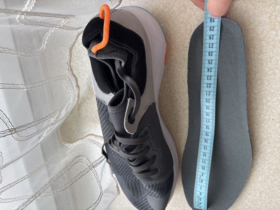 Продам кроссовки