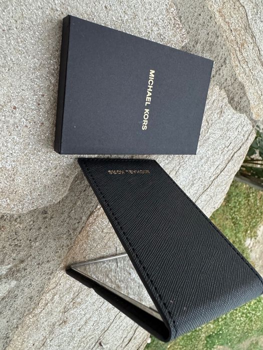 Аутлетно - компактно огледалце на MICHAEL KORS