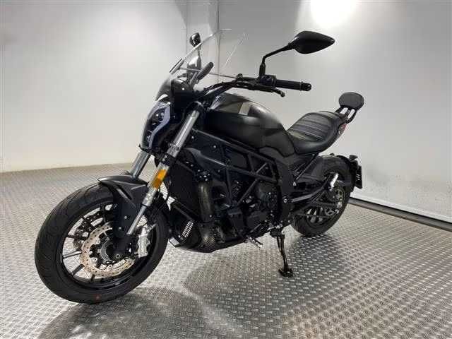 Motocicleta Benelli 502C Cruiser, dublu ABS, 2024, accesorii