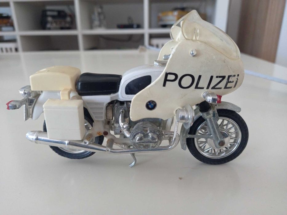 Mотори, пластмасов и на Polistil. Камион FERRARI на Burago.