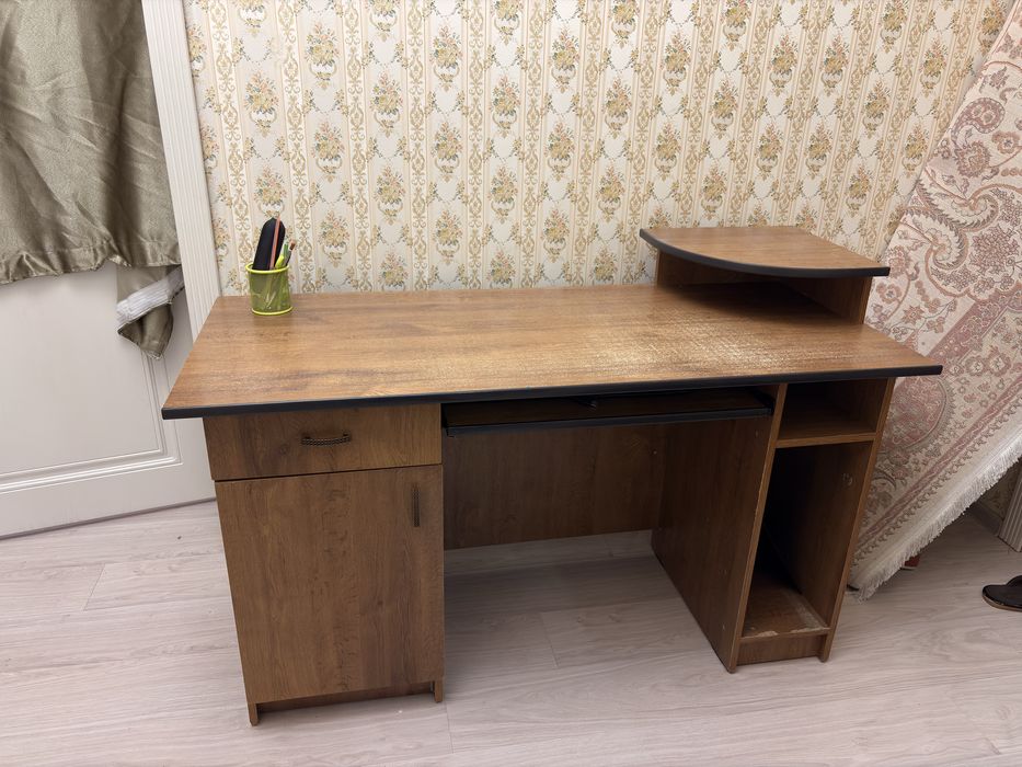 Продается компьютерный стол в отличном состоянии