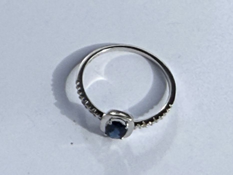 Inel aur 14 karate cu diamante naturale si un safir central natural