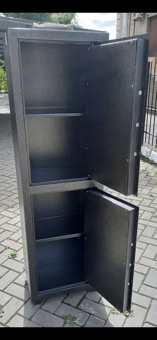 Продам сейф Двухстворчатый