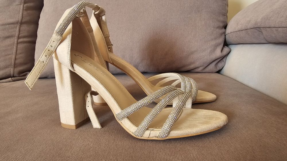 Бежови сандали на ток, номер 37, нови