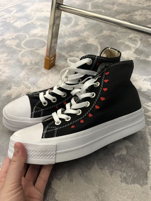 Кроссовки конверсы