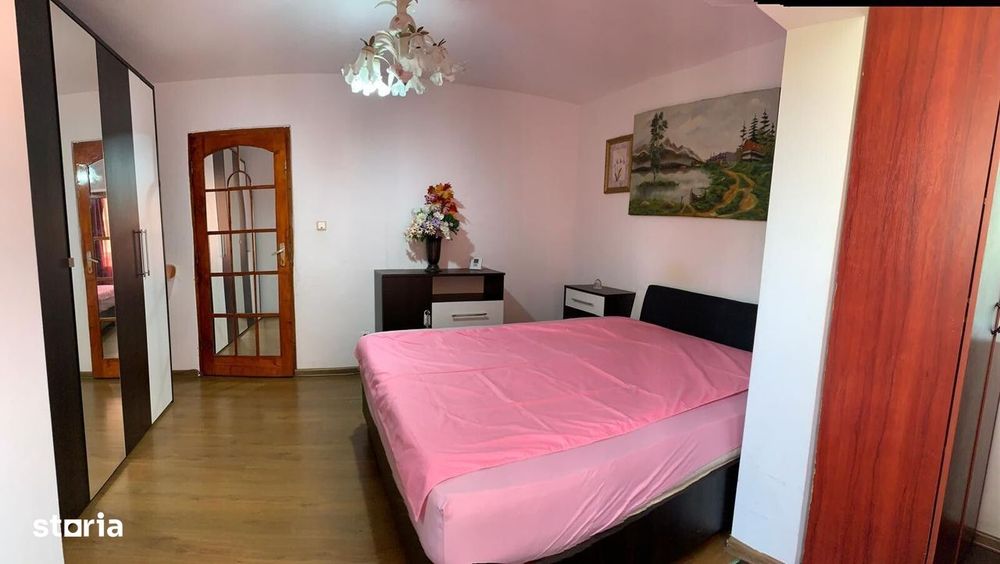 Apartament de vanzare, cu 3 camere, mobilat si utilat, in zona Dambovi