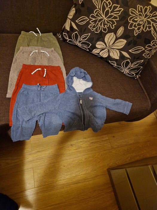Set haine pantalonii si o bluza de trening