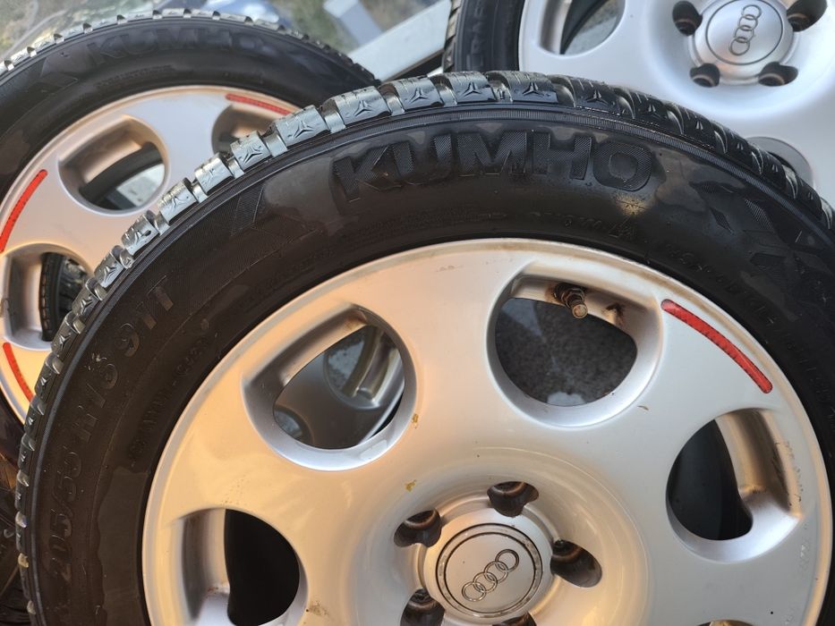 Комплект Зимни Гуми Kumho 205/55 R16 с Оригинални Алуминиеви Джанти за Audi (5x112)
