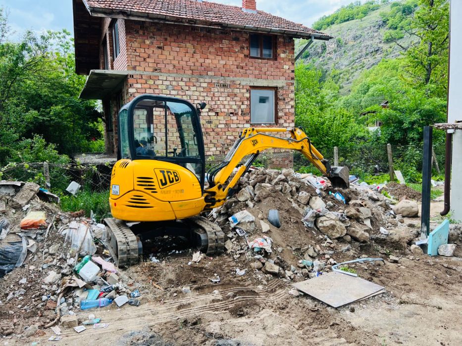 Почистване на мазета,дворове,тавани,гаражи.Събаряне на стари сгради.