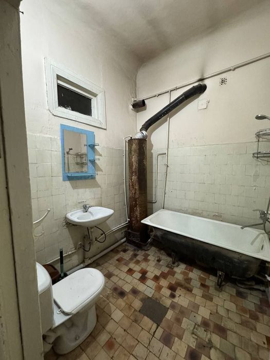 Чирчик шахар 
Навои узбегим туйхонаси ёнида 
#2-хона 3-етаж
 кварти