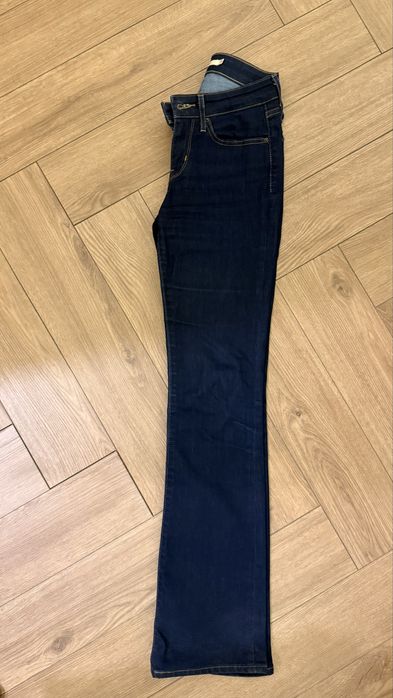 Женские джинсы клеш levi’s