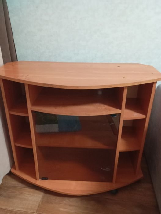 Продам тумбочку под телевизор.