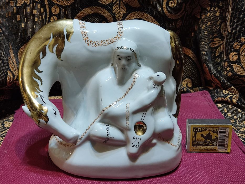 Статуэтка акын с кобызом,фарфор, Целиноград