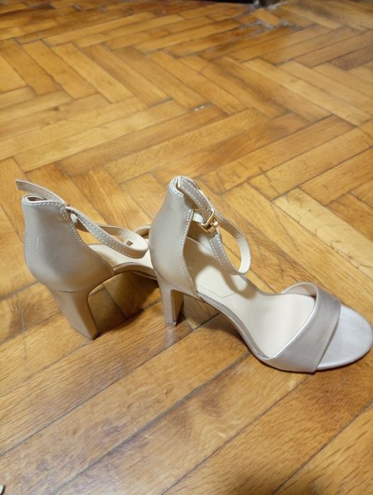 Златисти сандали с ток