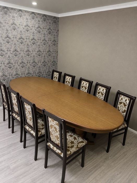 Срочно продается стол и стулья из дерева