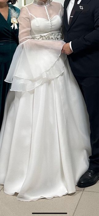 Продам свадебное платье одевалось один раз в идеальном состоянии…………..