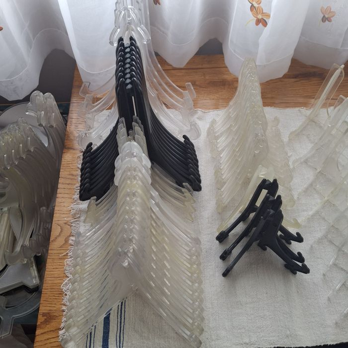 Стойки за чинии,малки картини,сувенири и др.