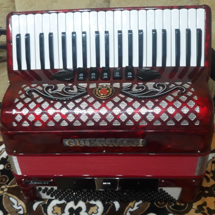 Acordeon Guerrini Amati 108 , 120 Bași  1400 €