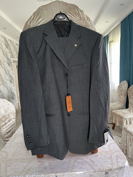 Продам костюмы совершенно новые