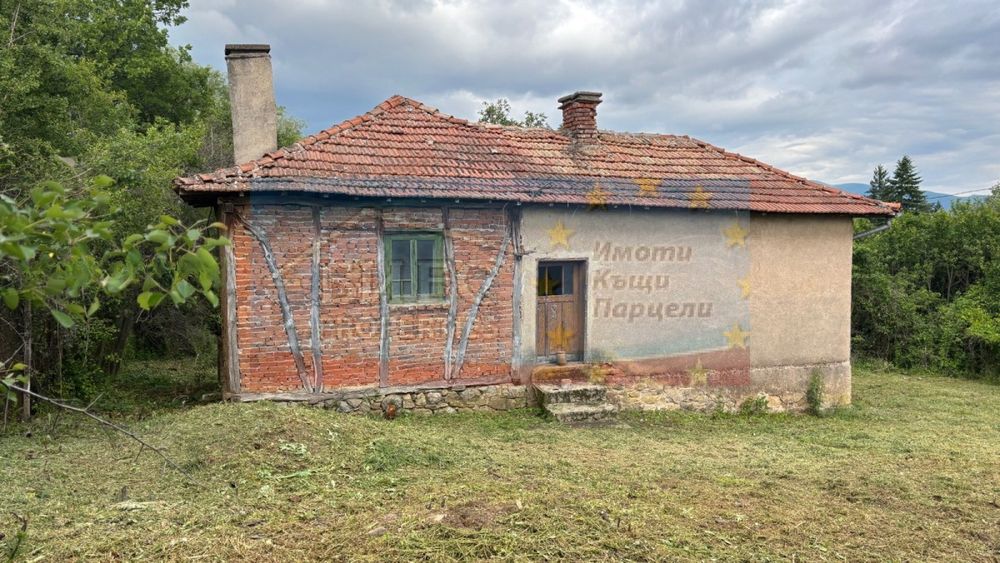 Къща с просторен двор и 5 дка земеделска земя в с. Егълница