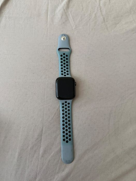 Продавам часовник - Apple Watch  серия SE
