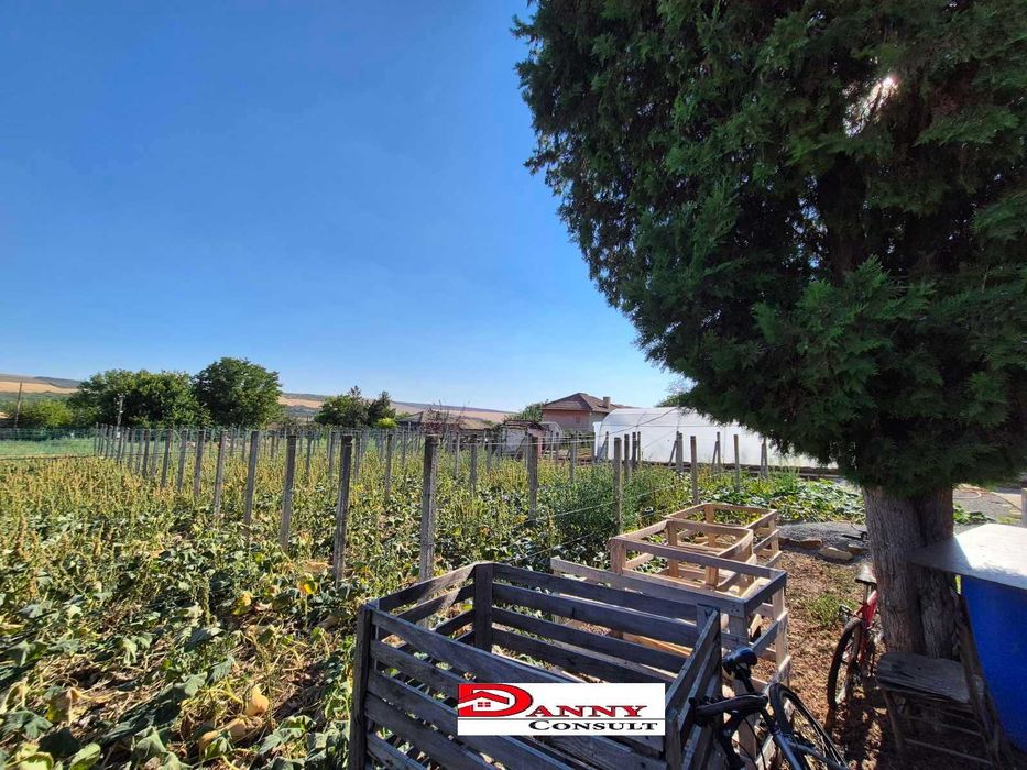 Къща с 5800 кв.м. двор в с. Климентово, обл. В.Търново