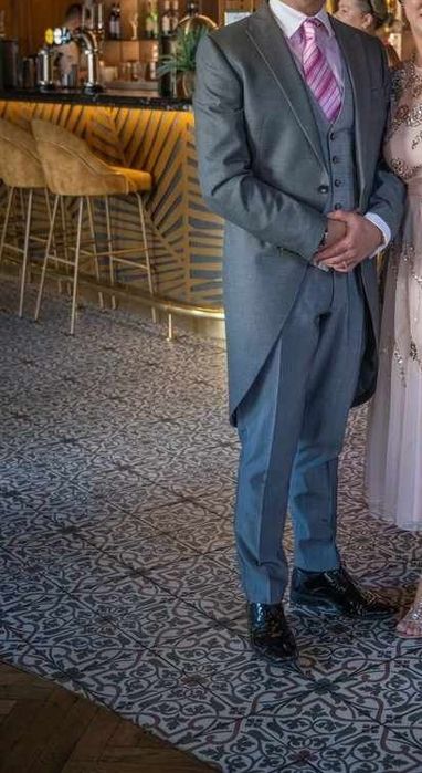 Costum cu sacou frac