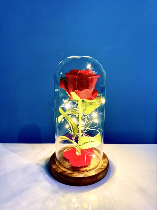 Вечна , неувяхваща роза в стъкленица (светеща) - подарък за жена