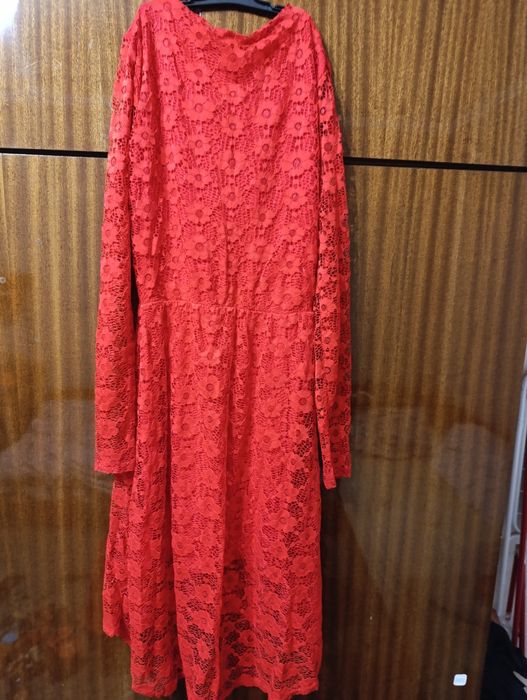 Червена дантелена рокля