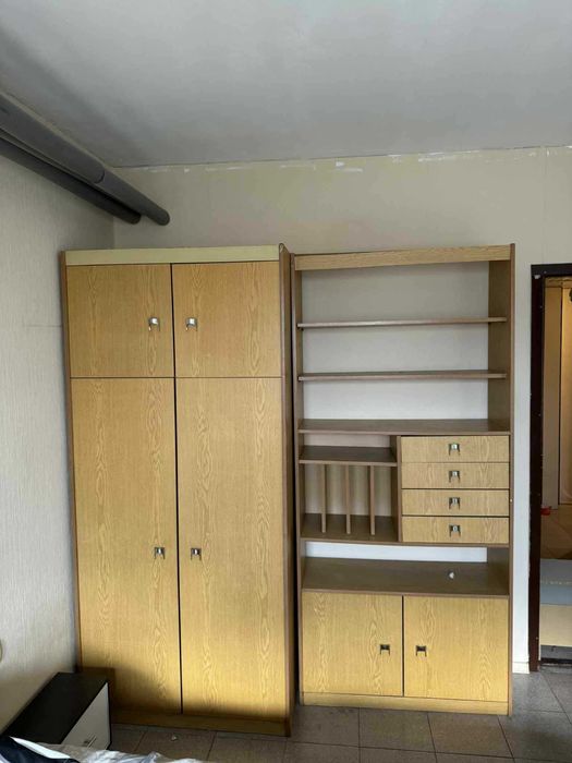 Двукрилен гардероб с надстройка и секция в комплект