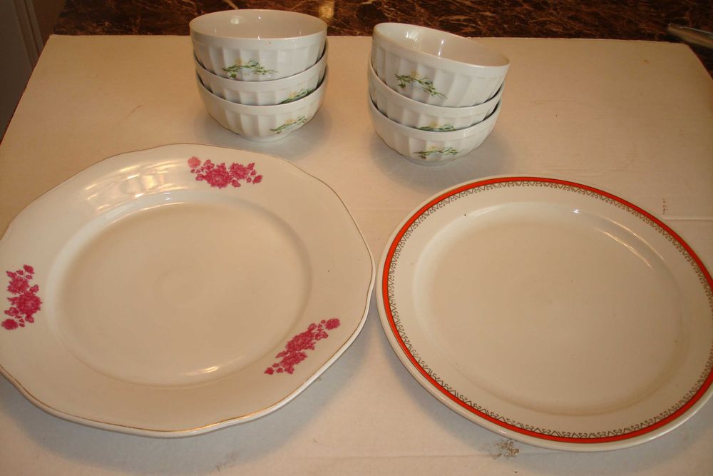 Set 6 boluri si două platouri portelan