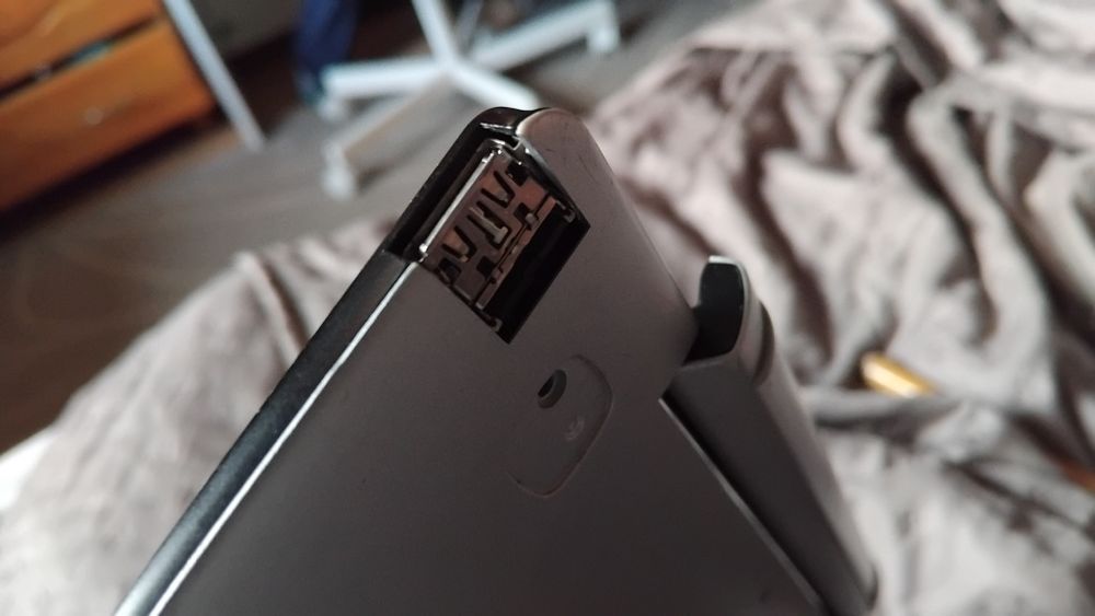 Лаптопче Леново, което става и на таблет за ремонт или за части