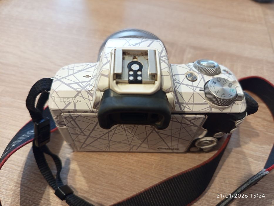 Бял Canon EOS M50 Mark I
