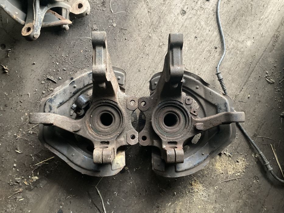 Цапфа ступица передняя левая / правая Опель Вектра B / Opel Vectra B