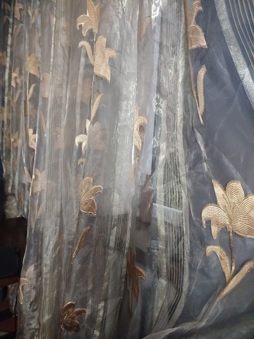 золотые шторы и хрустальная люстра