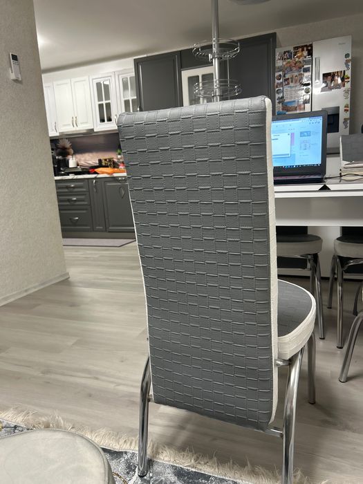 Двуцветни трапезни столове, чисто нови