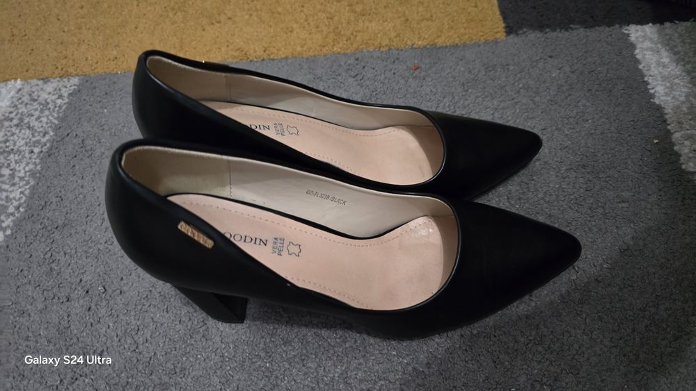 Vand pantofi cu toc dama marime 39 in conditii foarte bune