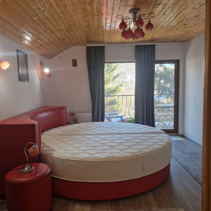 Mobilier dormitor complet, pat rotund piele 230cm,saltea ,