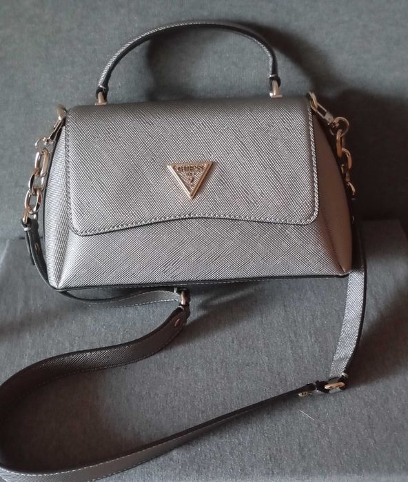 Чанта дамска Guess
в сиво HWEZM9 51220.