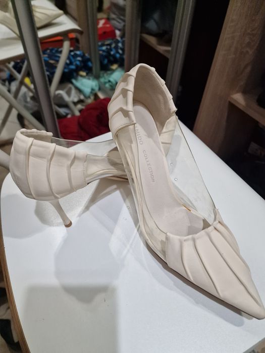 Красивые туфли бежевый